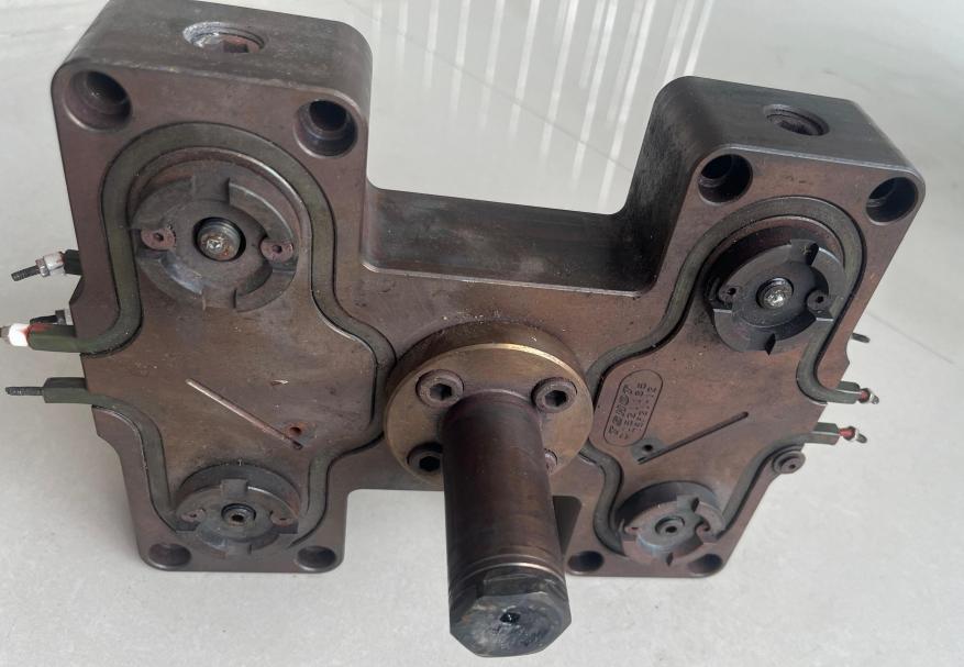 Hot Runner Before Cleaning 2